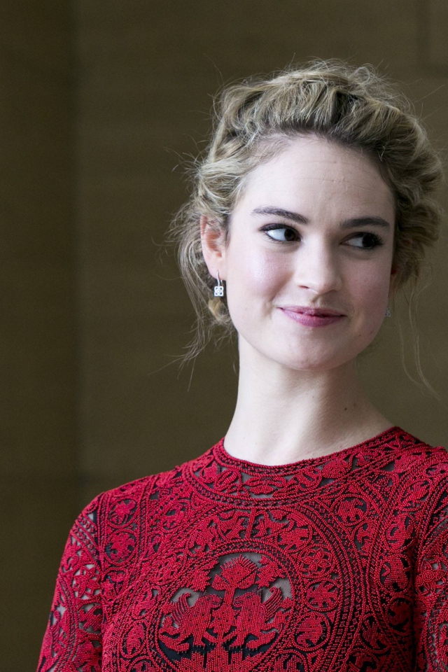 Красивая девушка, британская актриса Лили Джеймс