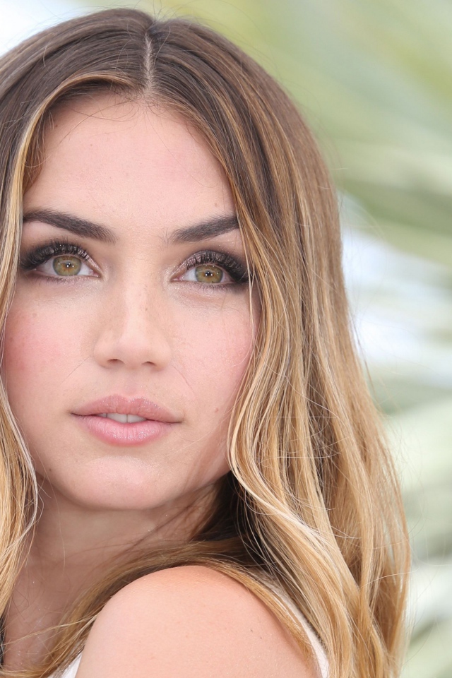 Красивая девушка, актриса Ана де Армас крупным планом