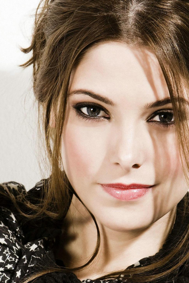 Красивая девушка, актриса Эшли Грин на белом фоне