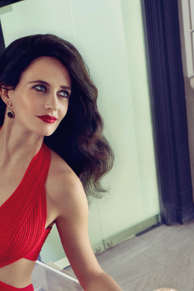 Красивая девушка, актриса Ева Грин в красном платье 