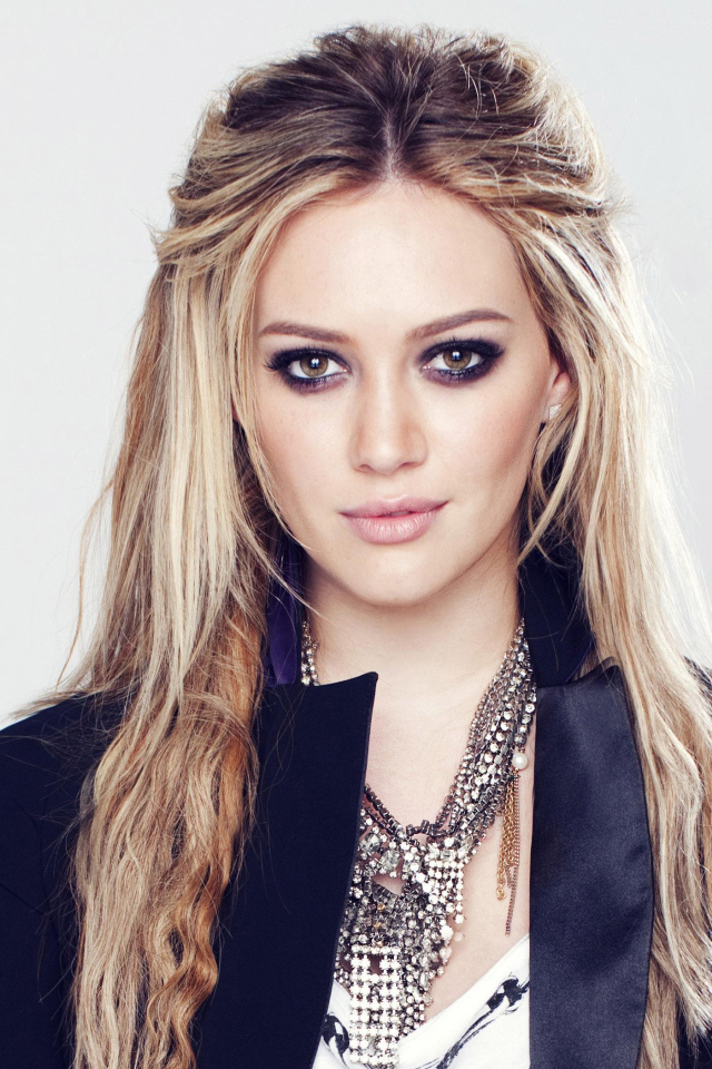 Красивая девушка, актриса Хилари Дафф с длинными волосами