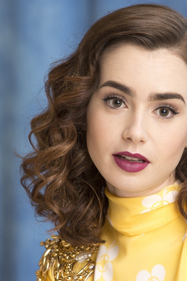 Красивая девушка, актриса Лили Коллинз