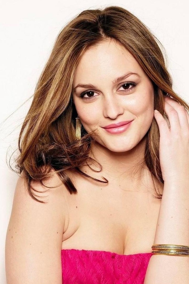 Красивая девушка актриса Лейтон Мистер на белом фоне