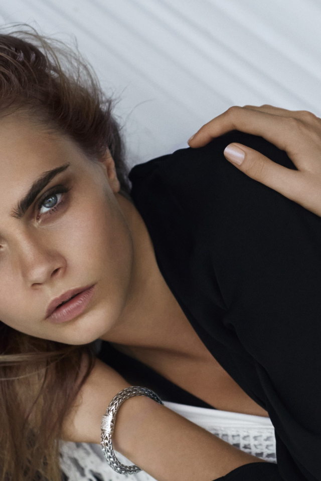 Красивая девушка актриса, модель Кара Делевинь с браслетами на руках