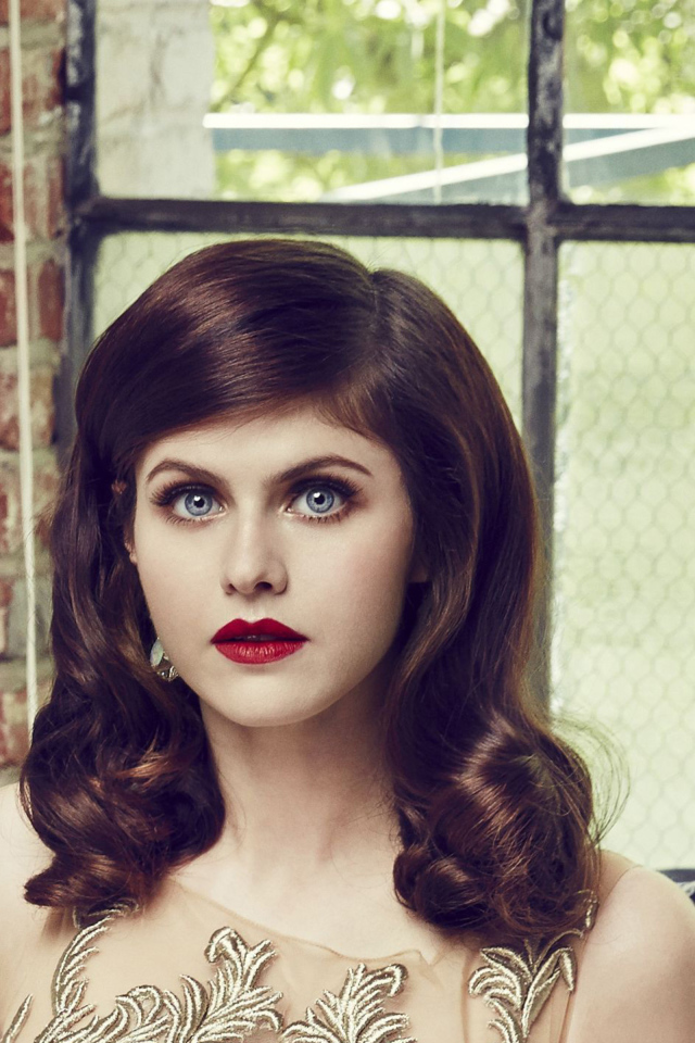 Красивая девушка с макияжем, актриса Александра Даддарио