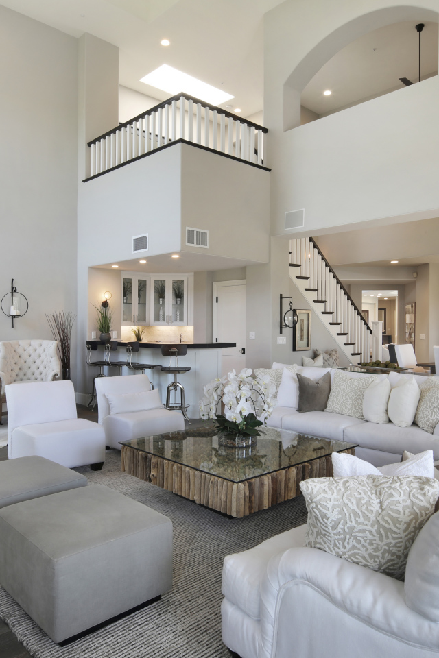 Красивая большая гостиная в белых тонах в доме