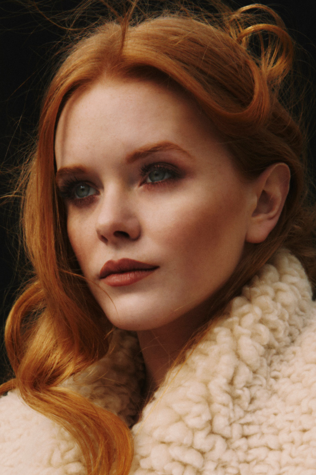 Красивая рыжеволосая девушка, актриса Эбигейл Коуэн