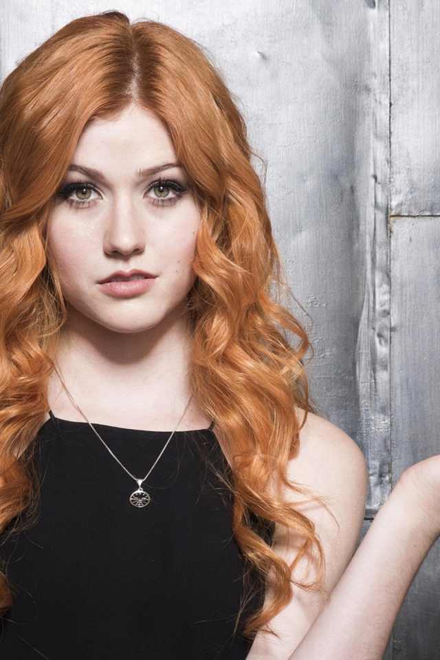 Красивая рыжеволосая девушка, актриса Кэтрин Макнамара на сером фоне