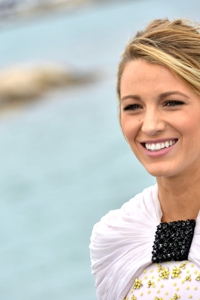 Красивая улыбка актрисы Блейк Лайвли