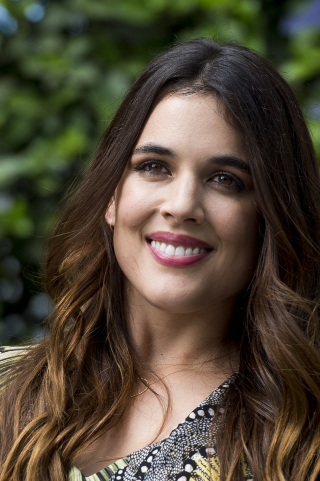 Красивая улыбающаяся девушка, актриса Адриана Угарте