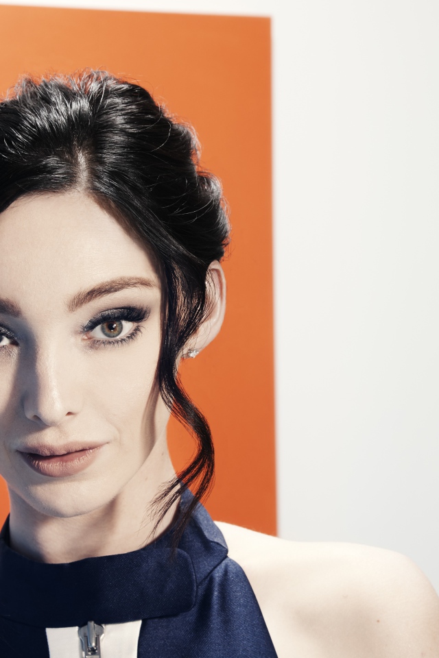 Красивая стильная темноволосая девушка, актриса Эмма Думон