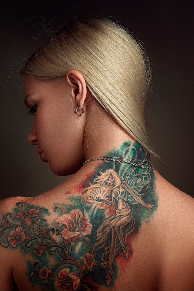 Красивое тату на спине у девушки блондинки