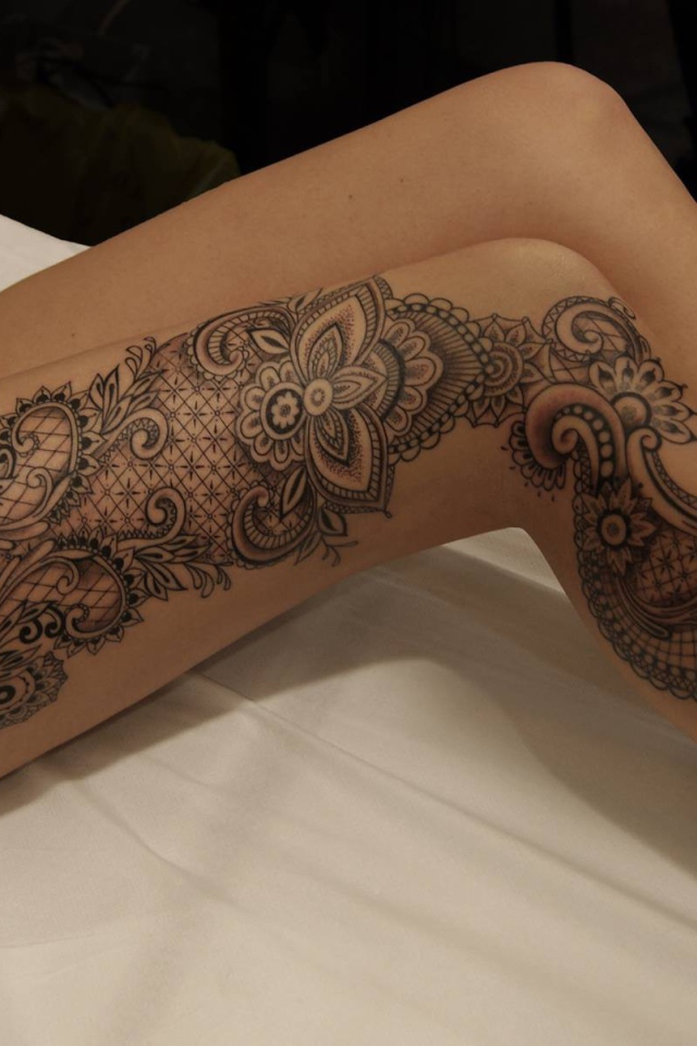 Красивая татуировка на ноге у девушки