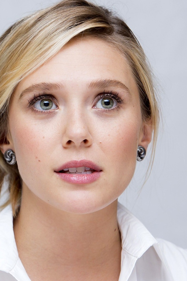 Красивая нежная блондинка, актриса Элизабет Олсен на сером фоне