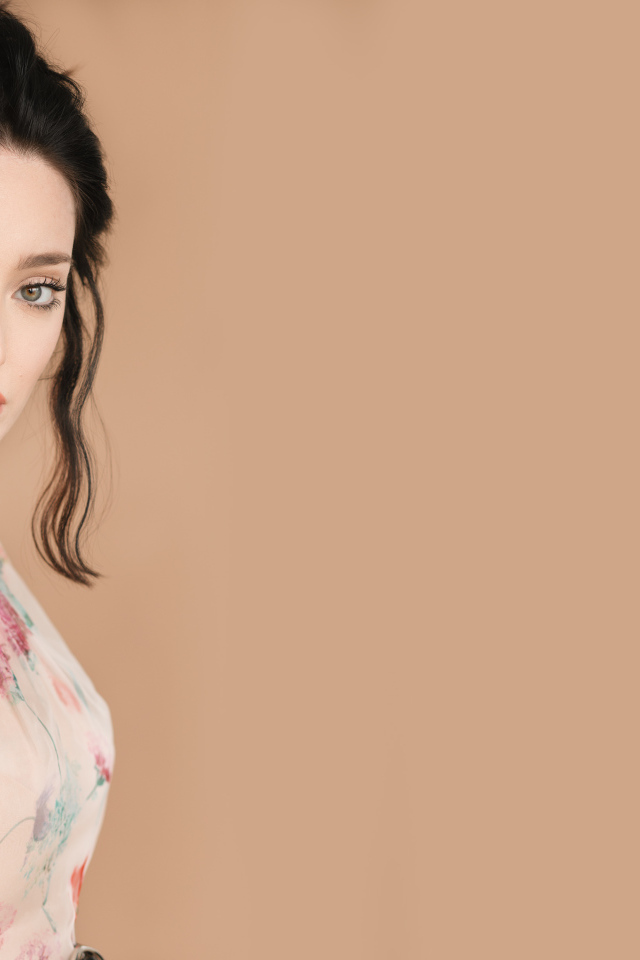 Красивая женщина, актриса Эмма Дюмон за шторой 