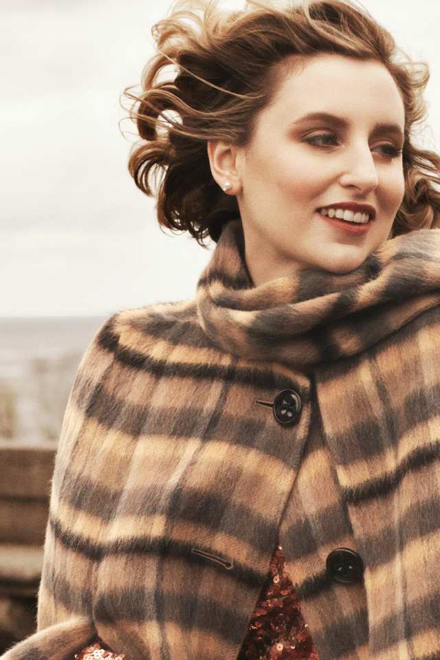 Красивая женщина в пальто, актриса Мишель Докери