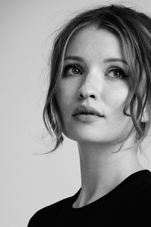 Красивая молодая девушка актриса Эмили Браунинг черно-белое фото