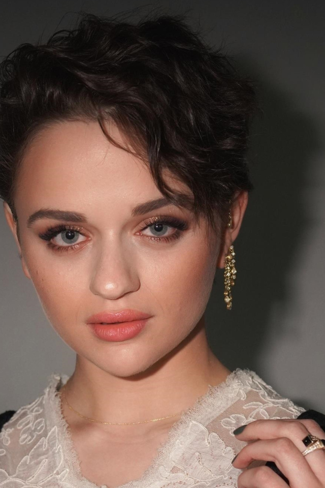 Красивая молодая девушка с короткой стрижкой, актриса Джои Кинг 