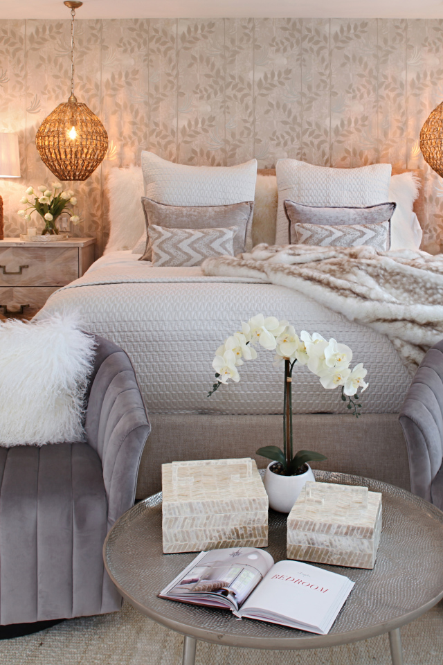 Интерьер спальни с большой кроватью и двумя креслами