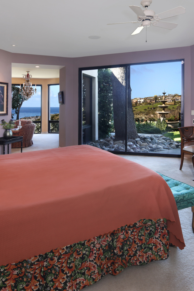 Спальня с большой коричневой кроватью и мебелью