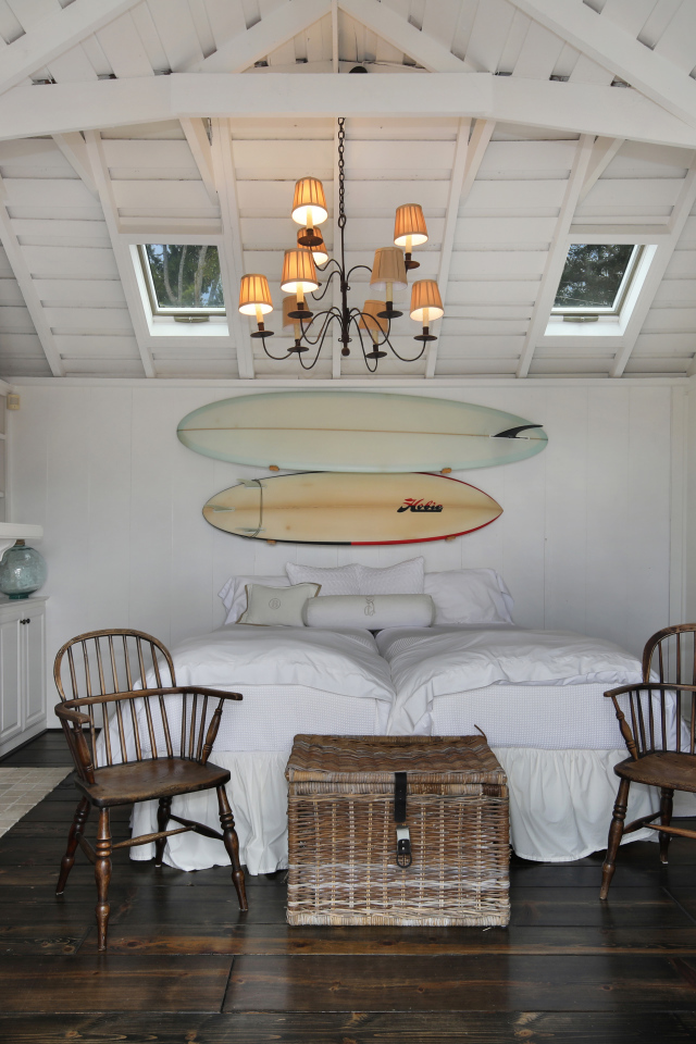 Спальня с большой белой кроватью и камином 