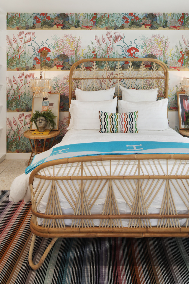 Спальня с большой кроватью  у окна 