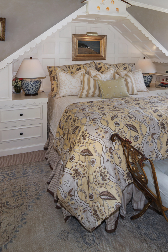 Спальня с большой просторной кроватью и диваном у окна 