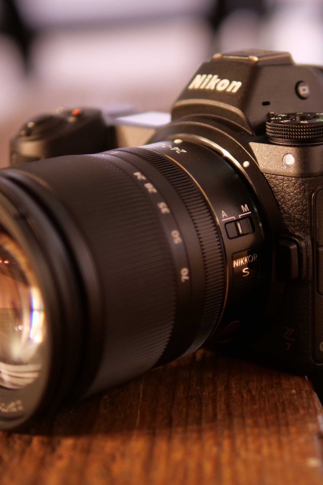 Черный фотоаппарат Nikon Z6 на деревянном столе