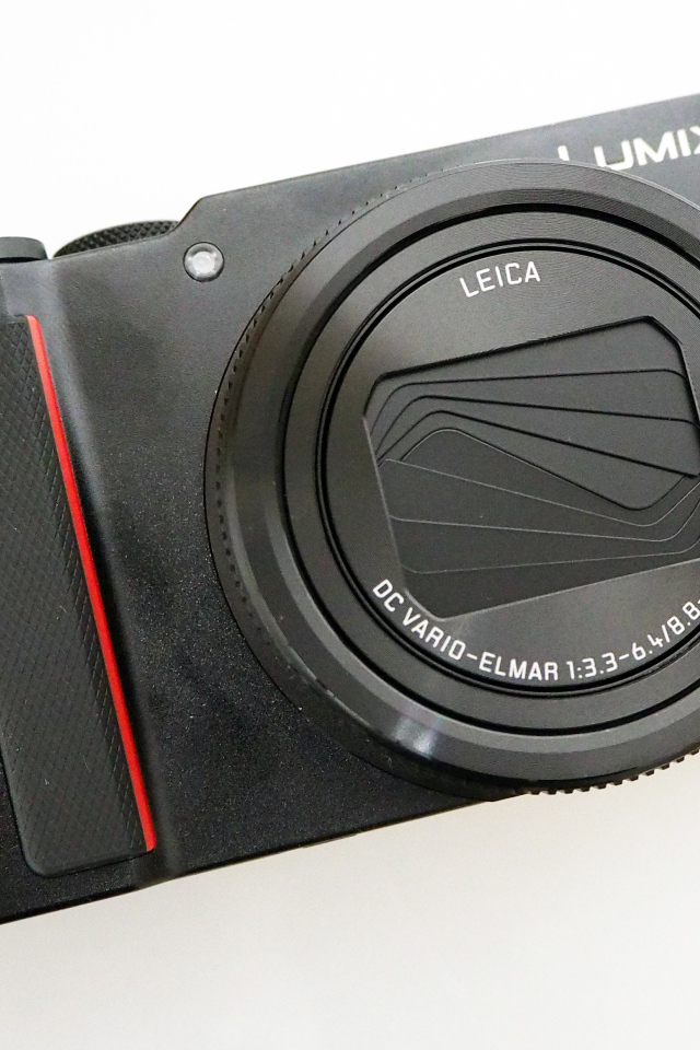 Черный фотоаппарат Panasonic Lumix ZS200  TZ200 на белом фоне