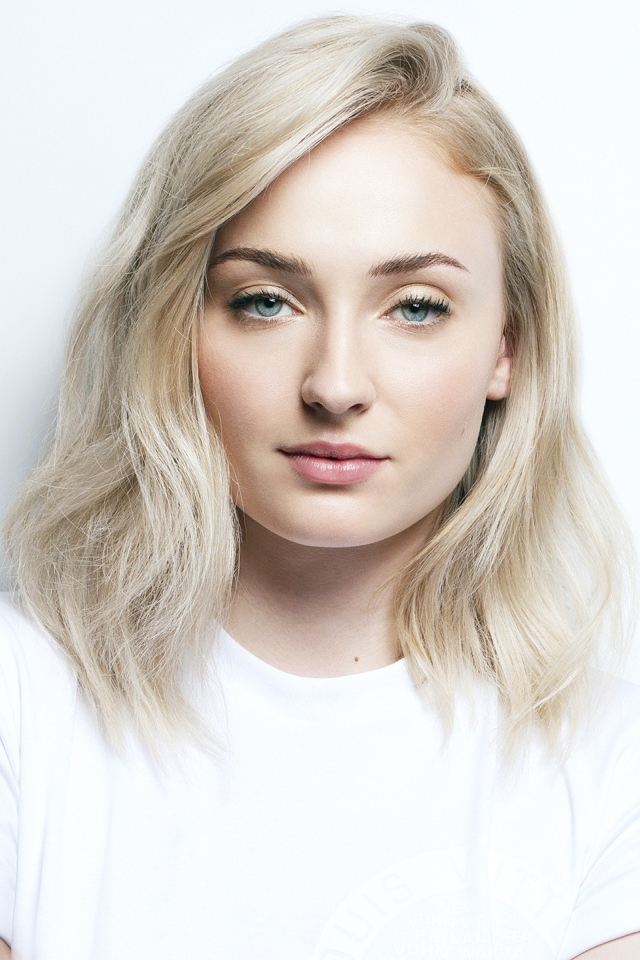 Светловолосая голубоглазая девушка, актриса Софи Тёрнер