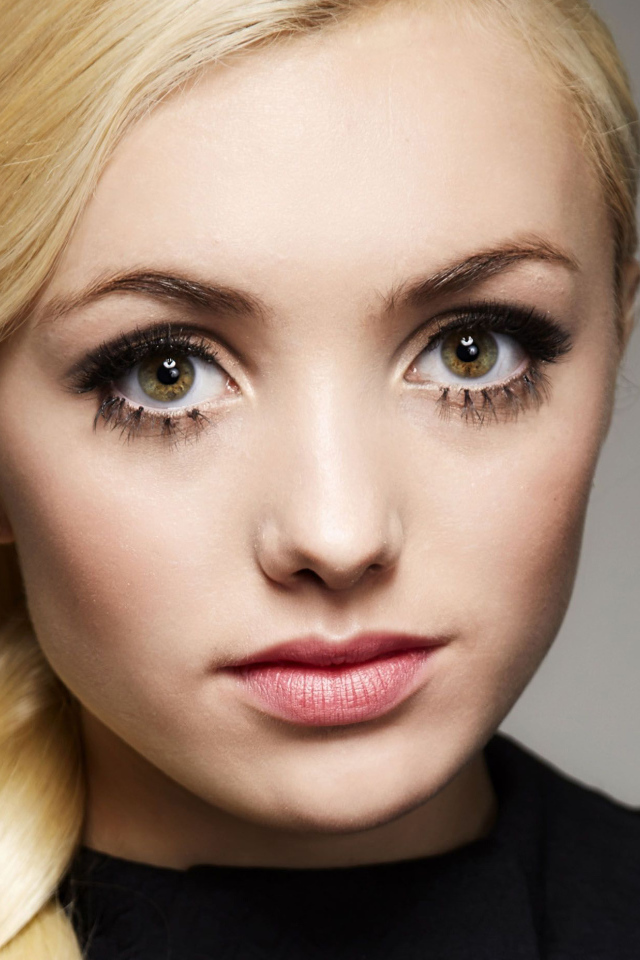 Блондинка с большими глазами, актриса Пейтон Рой Лист лицо крупным планом