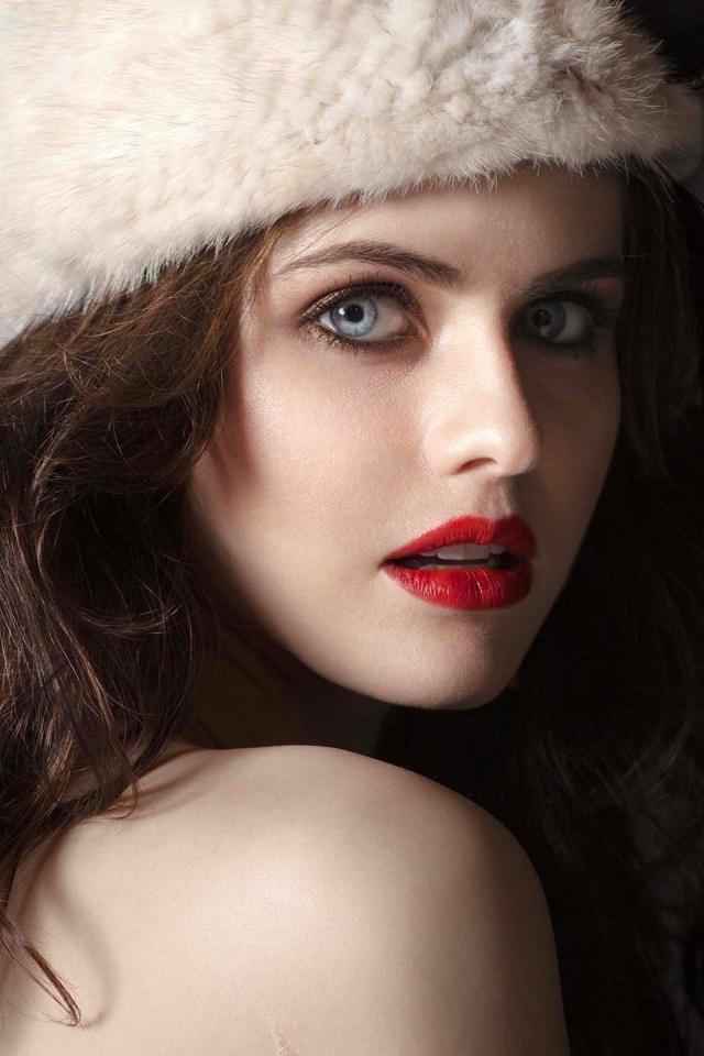 Голубоглазая актриса Александра Даддарио в шапке