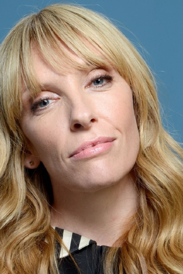 Голубоглазая блондинка, актриса Тони Коллетт на голубом фоне