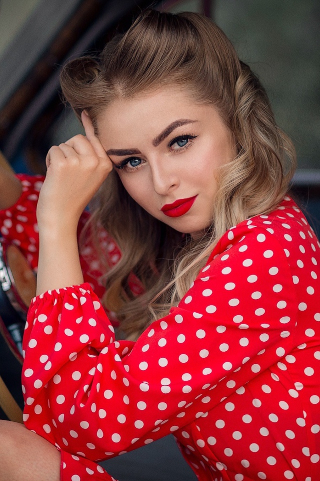 Голубоглазая ретро девушка за рулем автомобиля 