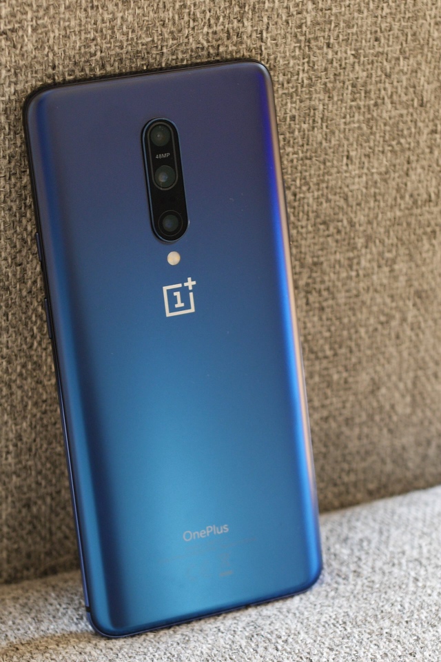 Синий смартфон ONEPLUS 7 на диване