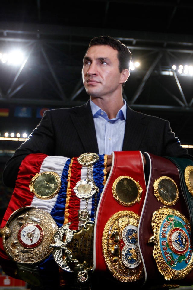 Боксер Владимир Кличко с чемпионскими поясами