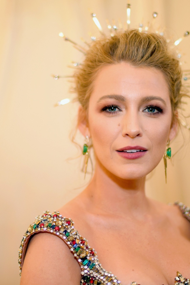 Яркая блондинка, актриса Блейк Лайвли с украшениями в волосах 