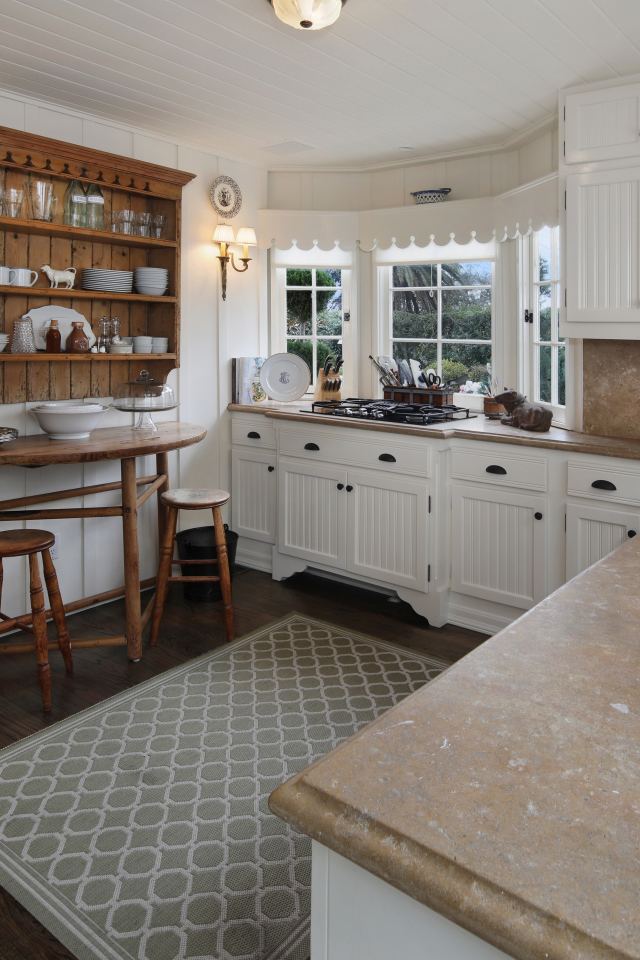 Светлая кухня с гарнитуром и ковром