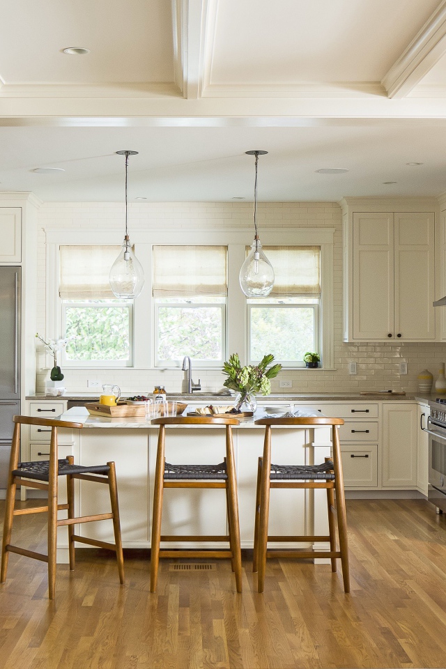 Светлая кухня с деревянными стульями 