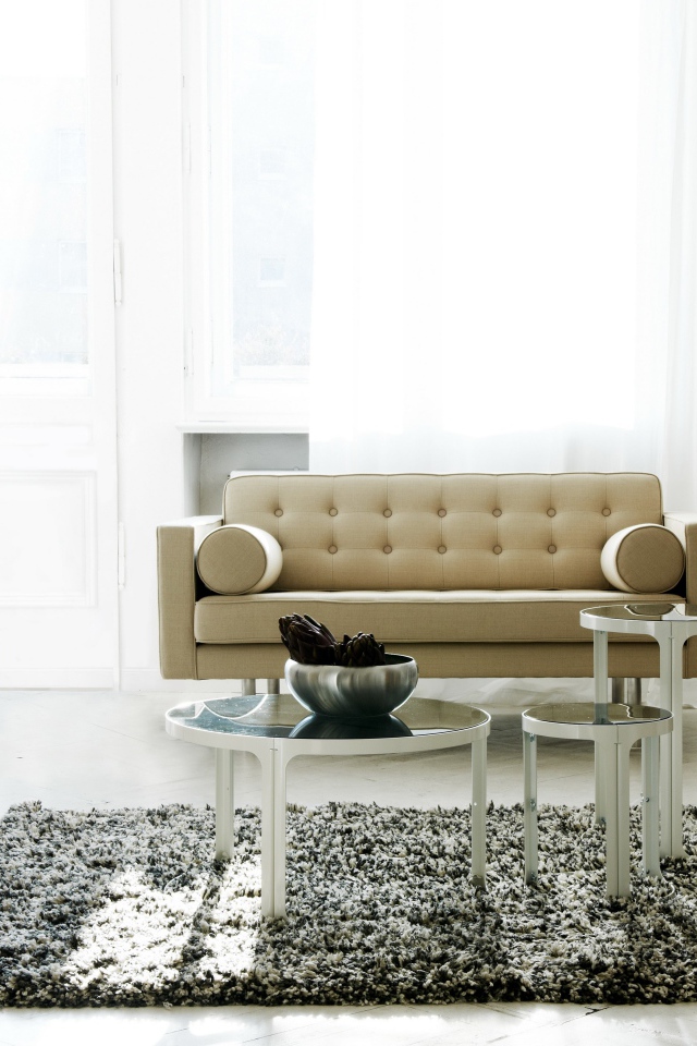 Светлая гостиная с книжным шкафом, диваном и креслом