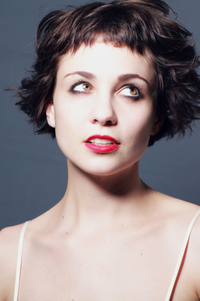 Яркая девушка с короткой стрижкой, актриса Таппенс Мидлтон 