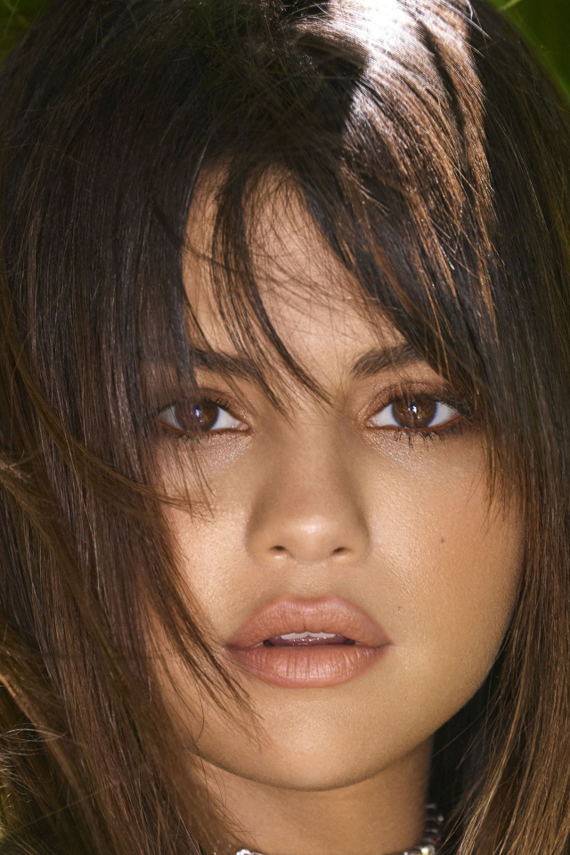 Кареглазая актриса  и певица Селена Гомез в зеленых листьях