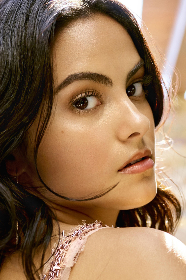 Кареглазая девушка, актриса Камила Мендес лицо крупным планом