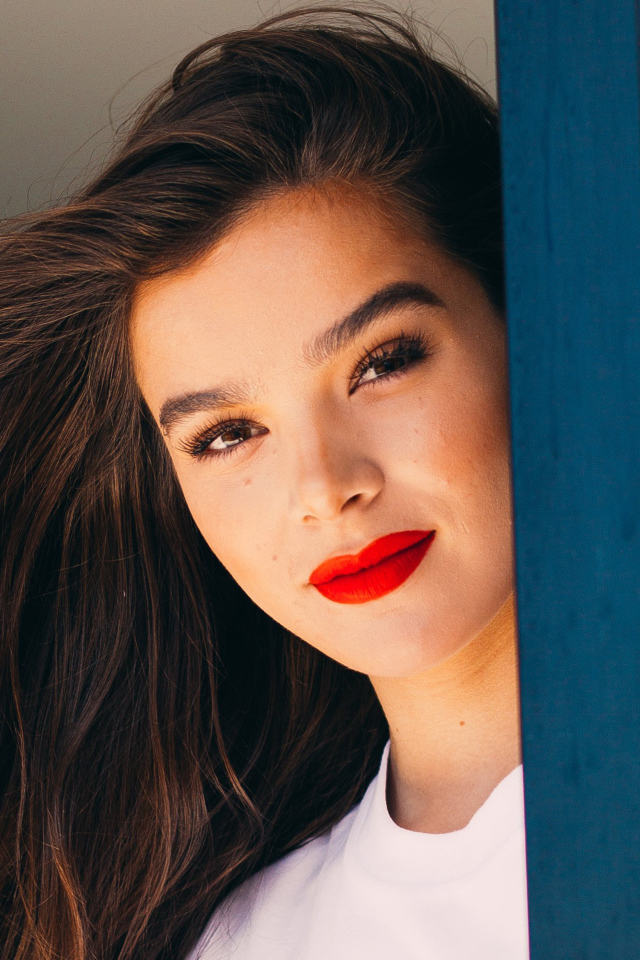 Кареглазая девушка актриса Хейли Стейнфилд с накрашенными губами