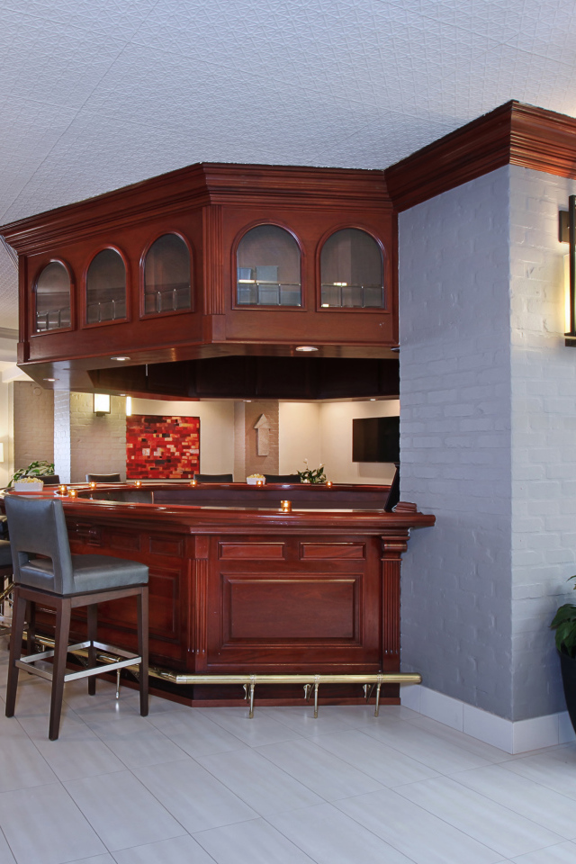 Коричневый деревянный кухонный гарнитур в просторной комнате