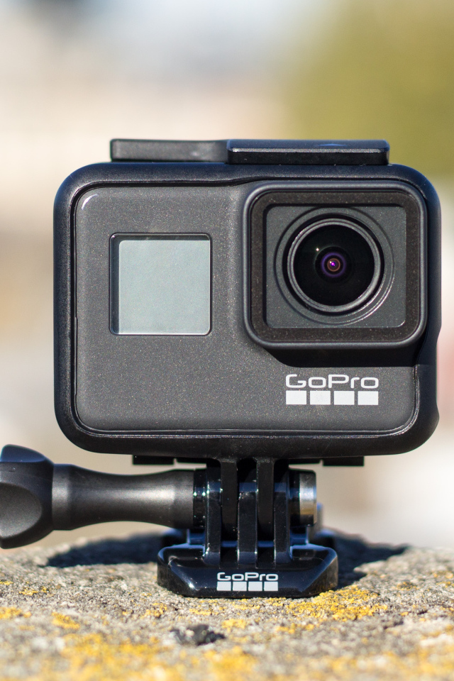 Фотоаппарат GoPro Hero7 Black стоит на камне