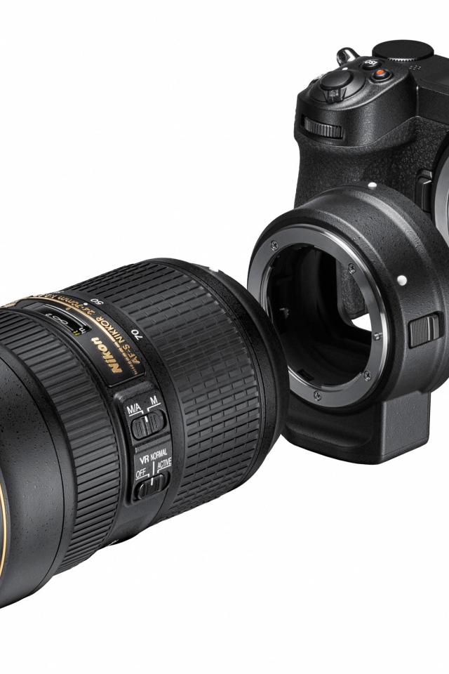 Фотоаппарат Nikon Z7 с объективом на белом фоне