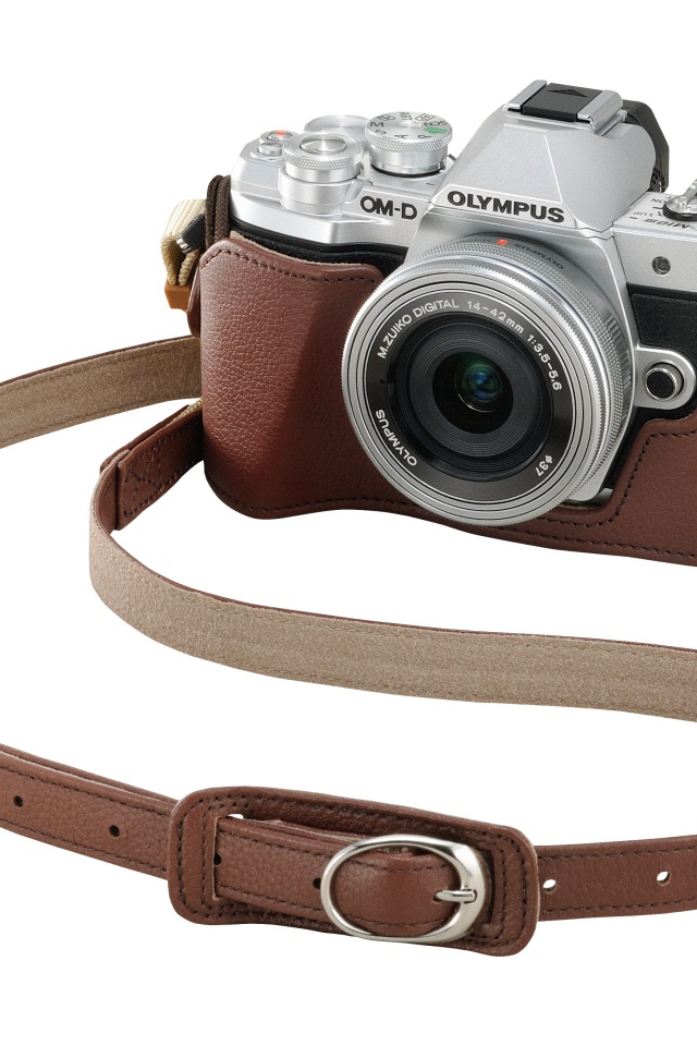 Фотоаппарат Olympus OM-D E-M10 Mark III в футляже на белом фоне