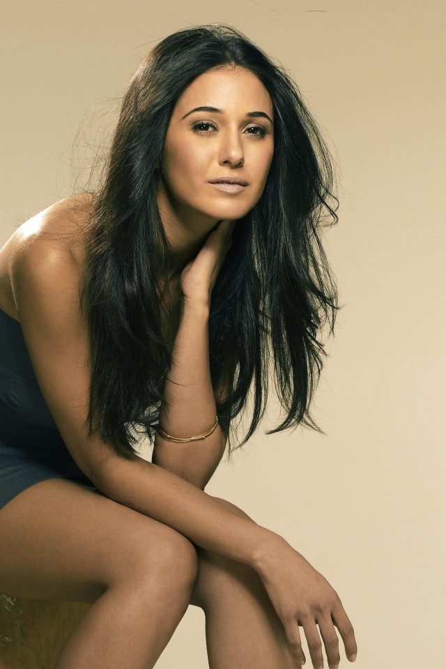 Канадская актриса Эммануэль Шрики сидит на деревянном кубе