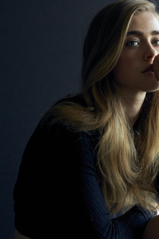 Канадская актриса Мелисса Роксбург на сером фоне